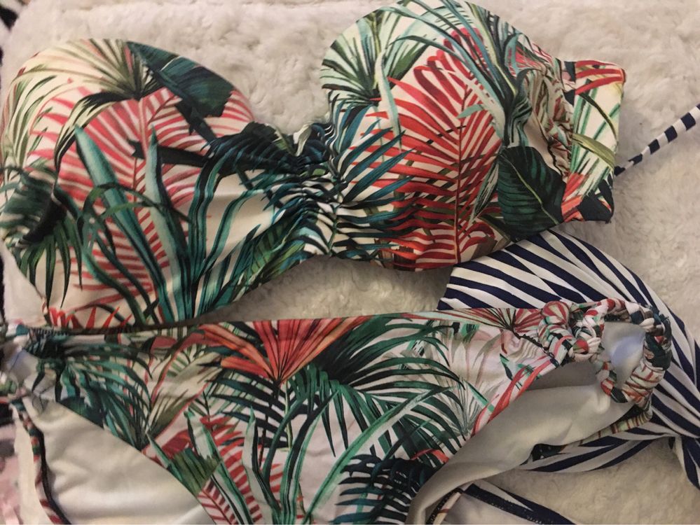 Biquinis tropical e riscas