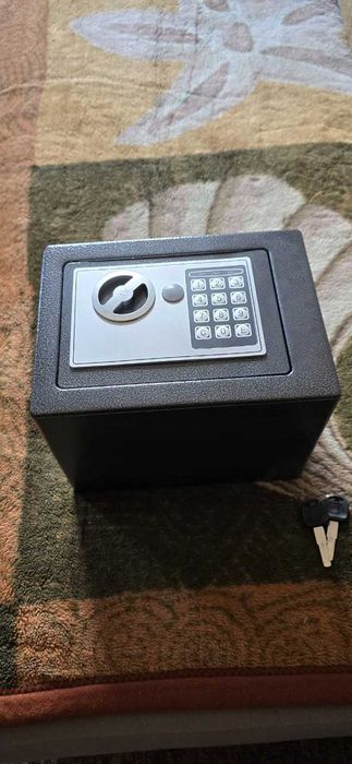 Sejf stalowy NOWY !! z zamkiem cyfrowym i kluczem awaryjnym + baterie