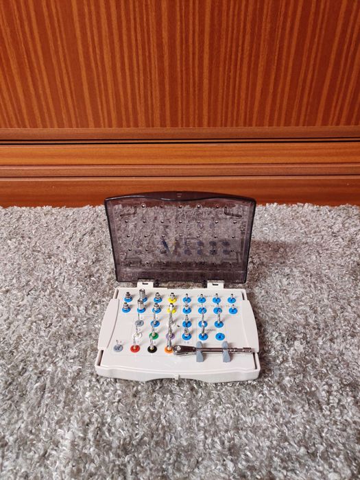 Kit cirúrgico cónico médio de implantologia dentária