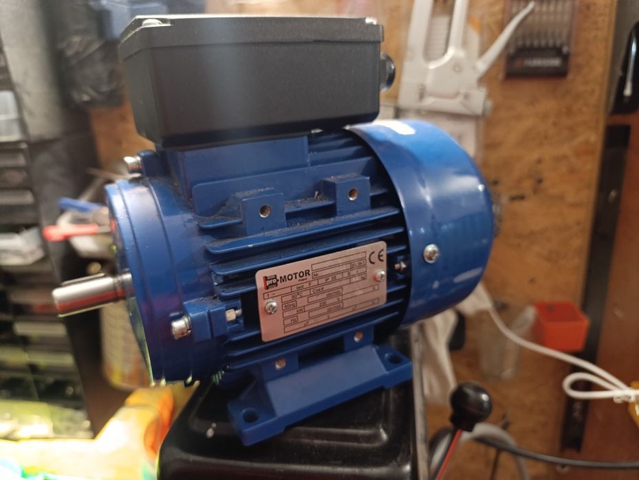 Silnik jednofazowy 230v 180 W (0,18 kW) 930 rpm, wał fi 13 mm