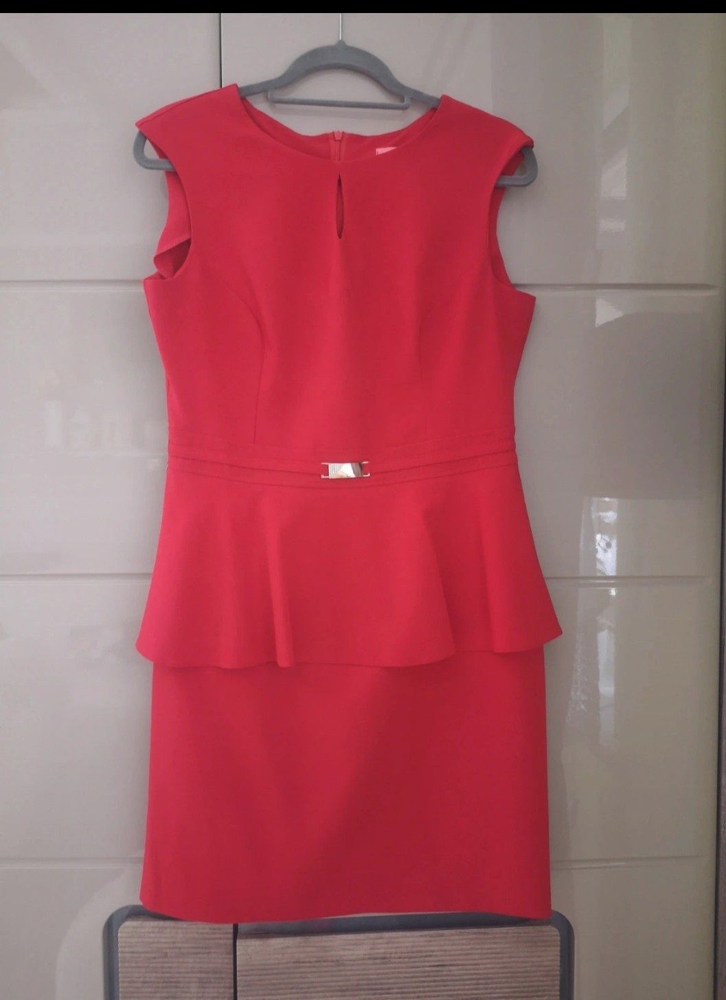 Czerwona sukienka z baskinką. Roz L