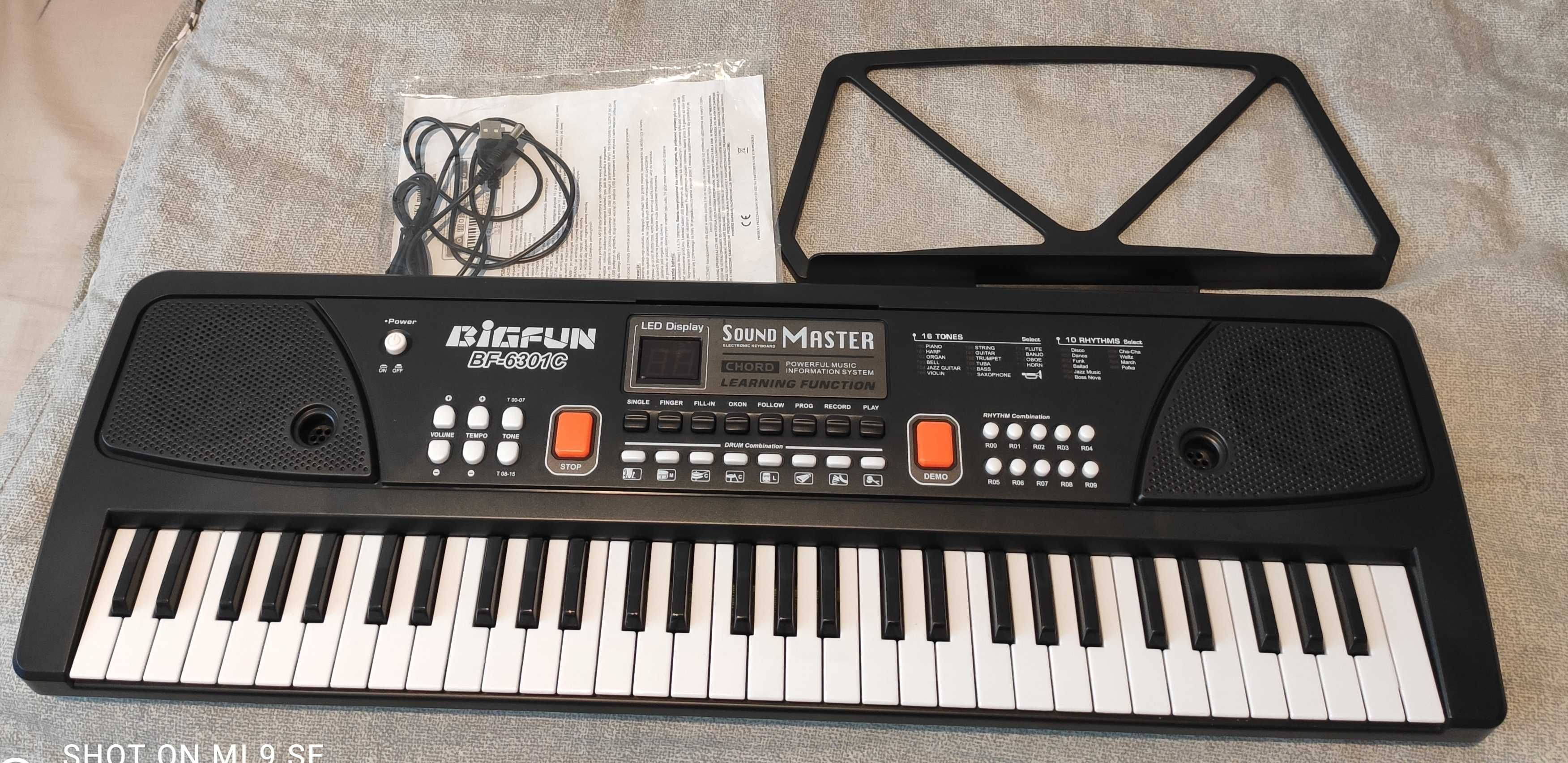 Pianino,organki, keyboard z mikrofonem i podkładką na nuty,61 klawiszy