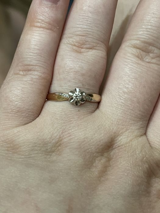 Золотое  кольцо с бриллиантом 0,11ct
