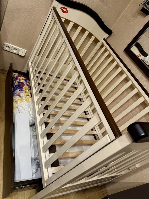 Ліжечко для немовлят з натуральної деревени