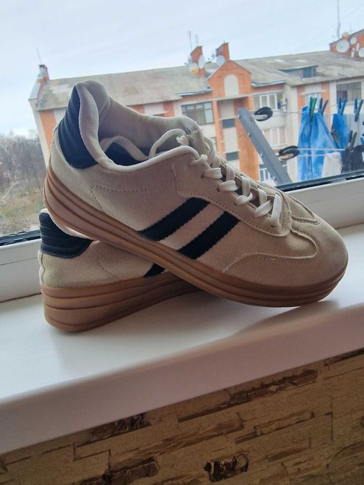 Кеди жіночі в гарному стані