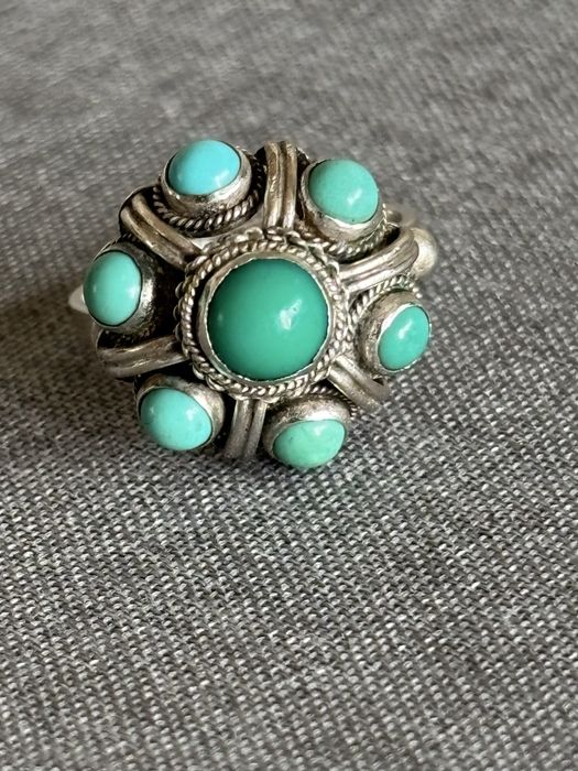 Srebrny pierscionek z turkusami