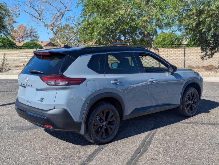 Nissan Rogue SV      2023