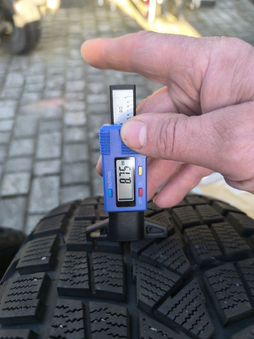 Opony zimowe Firemax 235/50/19