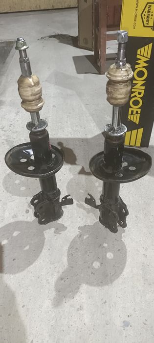 Передние стойки на Тойота Авенсис 98го года