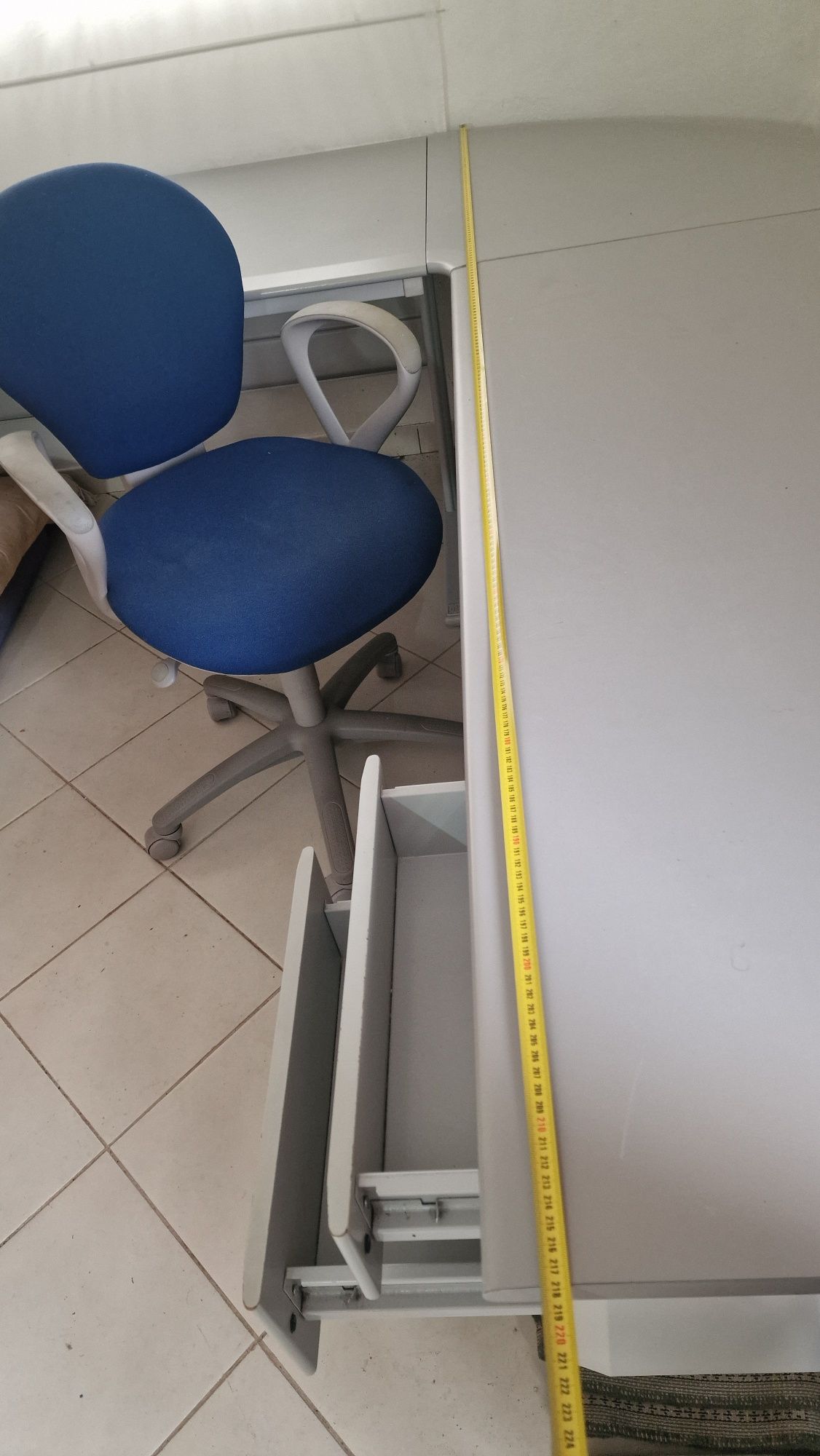 Mobiliário de.escritorio. vendo dois conjuntos de 4 mesas.