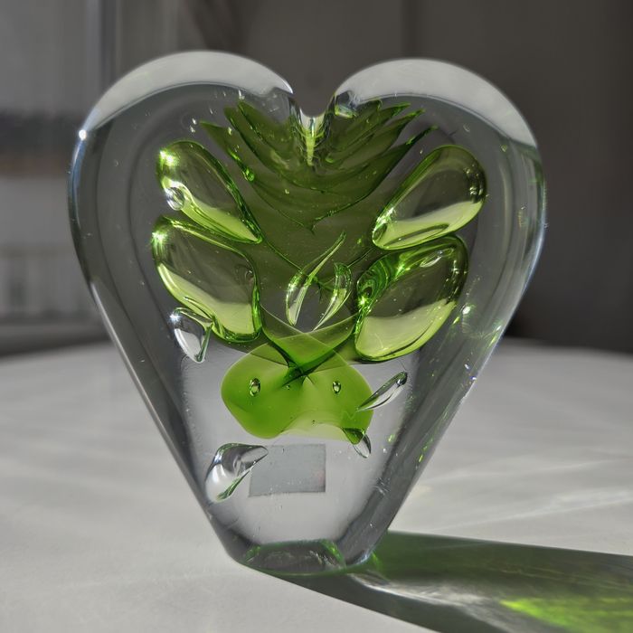 Przycisk do papieru, szklane serce, Marian Pyrcak. Jak Adam Jabłoński