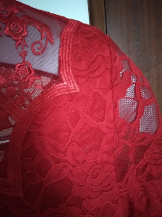 Camisolas de varias cores com renda