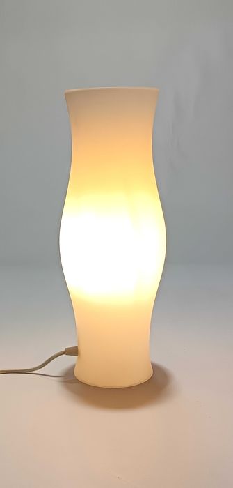 Candeeiro de mesa branco em vidro