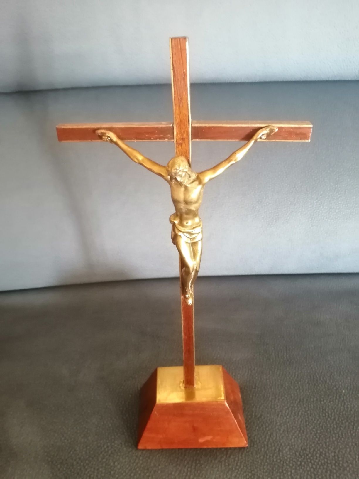 Cruz com Cristo em metal dourado