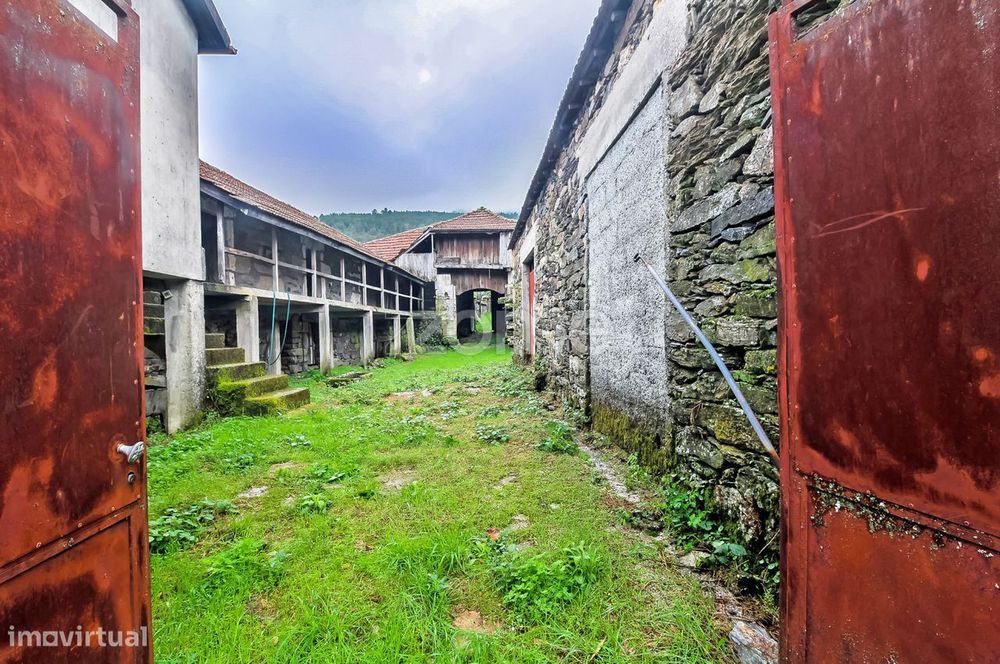 Quinta com dependências e terreno no aldeamento da Seara - Montalegre