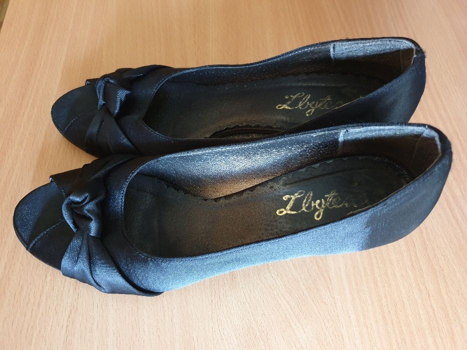 Buty damskie, czarne, satynowe, dł. wkładki 24,5 cm (rozm. 37/38)