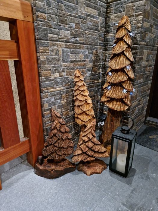 Rzeźba choinki, piłą spalinową.