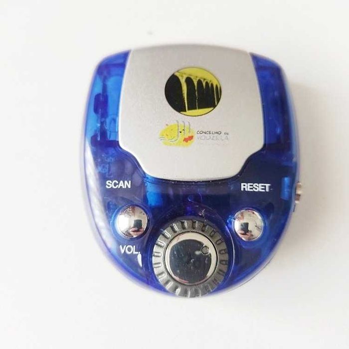 Radio FM a pilhas AAA 6x7cm com auriculares e caixa