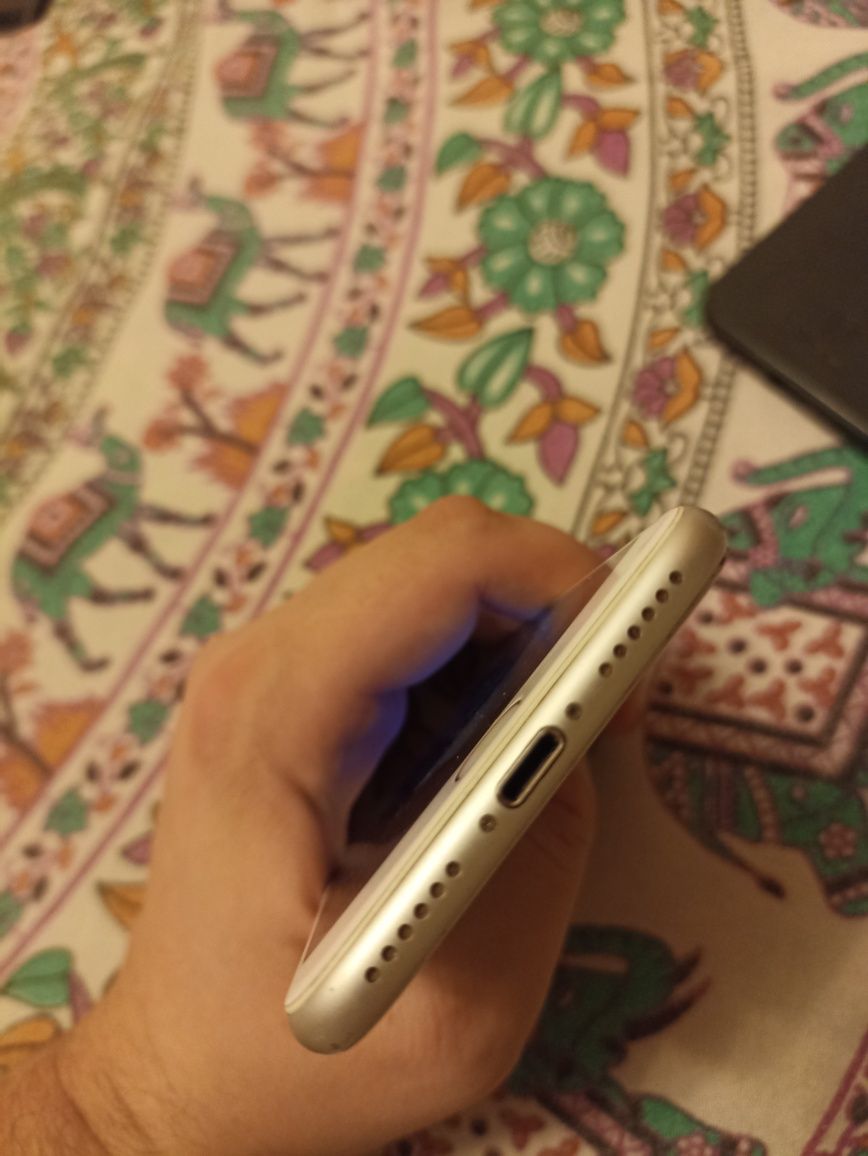 Мобильный телефон смартфон apple iPhone 8 64 gb. Не бит, без icloud.
R