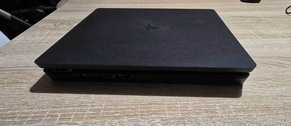 PS4 Slim 1 TB com 3 jogos