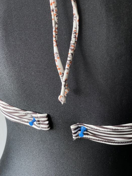 Góra stroju kąpielowego, brak zapięcia