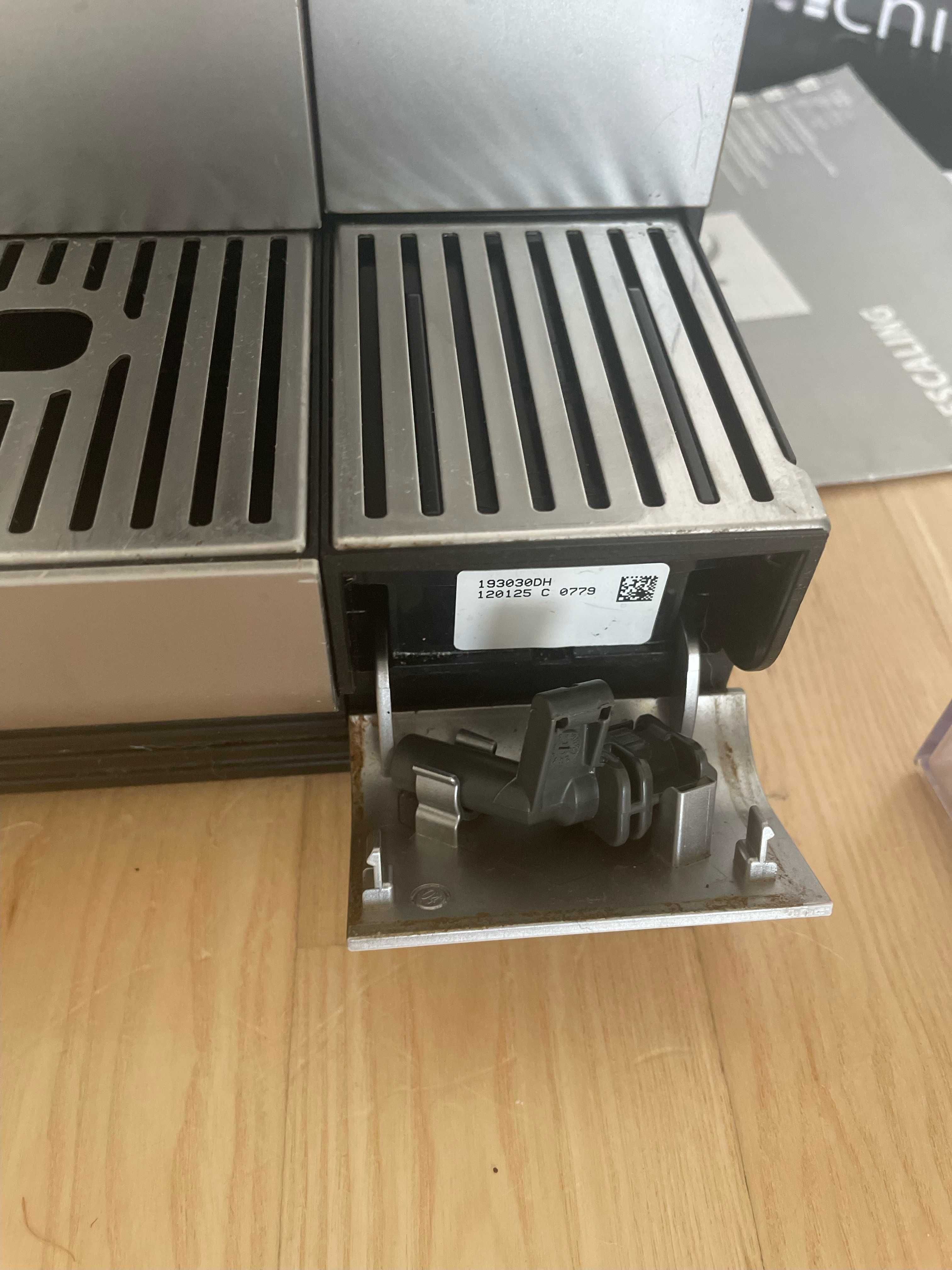 Ekspres do kawy kapsułkowy DeLonghi