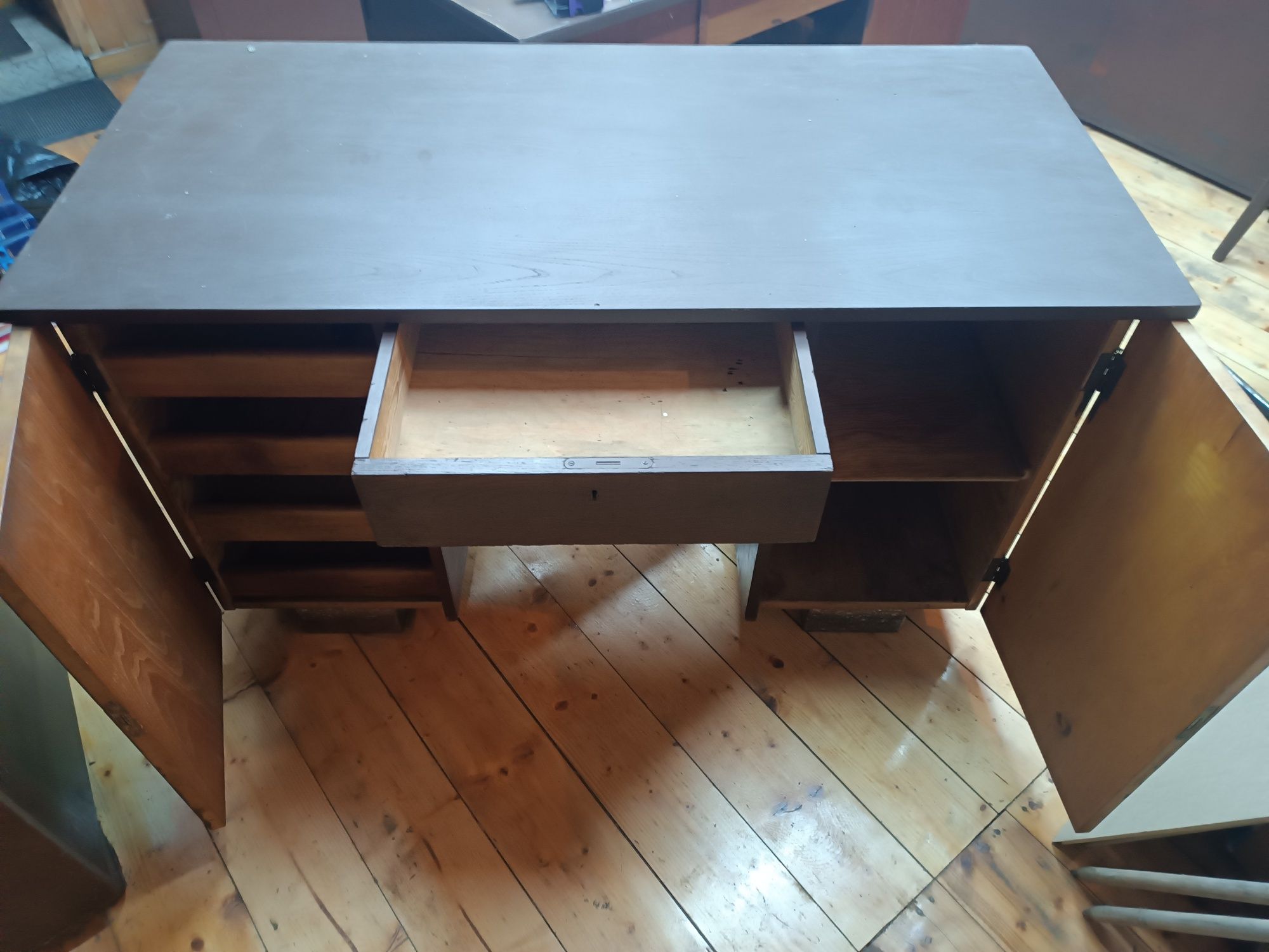 Stare drewniane biurko.