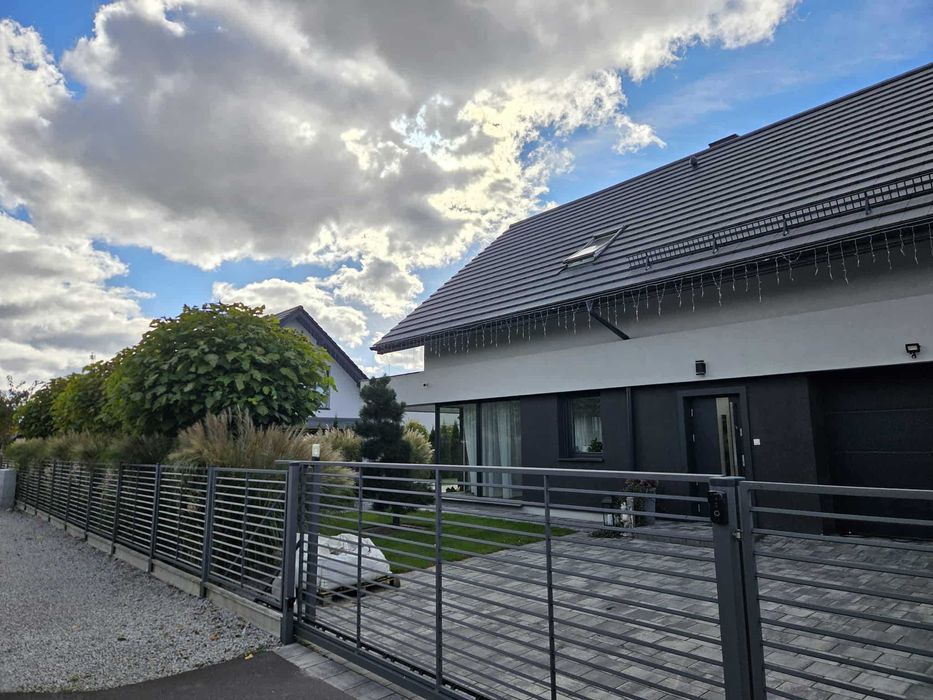 REZERWACJA!!!Dom wolnostojący Staownice, 4 sypilanie, 2 garaże