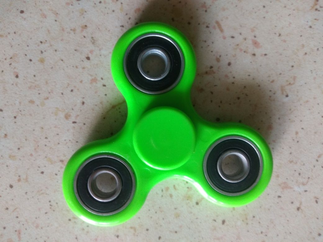 W Zestawie 6 Sztuk Fidget Spinnery.