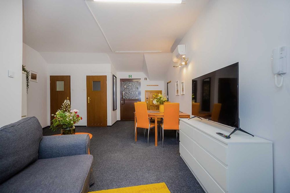 Mieszkanie 130m2  max 9 osób na poddaszu 3 sypialnie Klima Wifi Praga