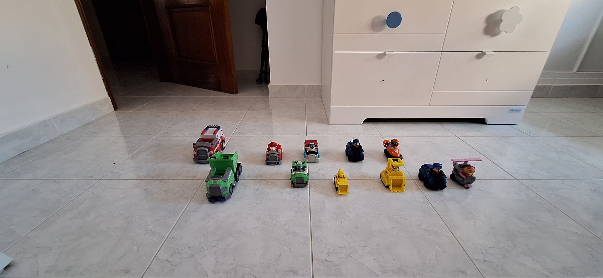 Figuras e carros patrulha pata