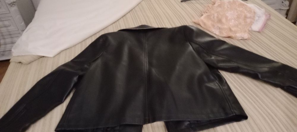Blusão preto tipo pele muito bonito