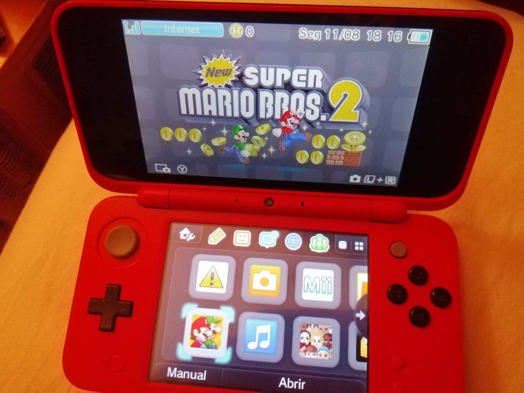 Nintendo 2DS XL edição pokeball.