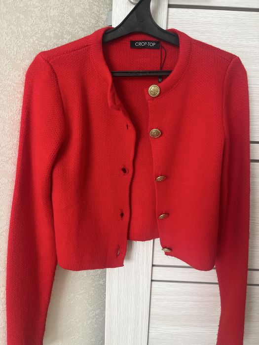 червоний вязаний кардиган на гудзиках
