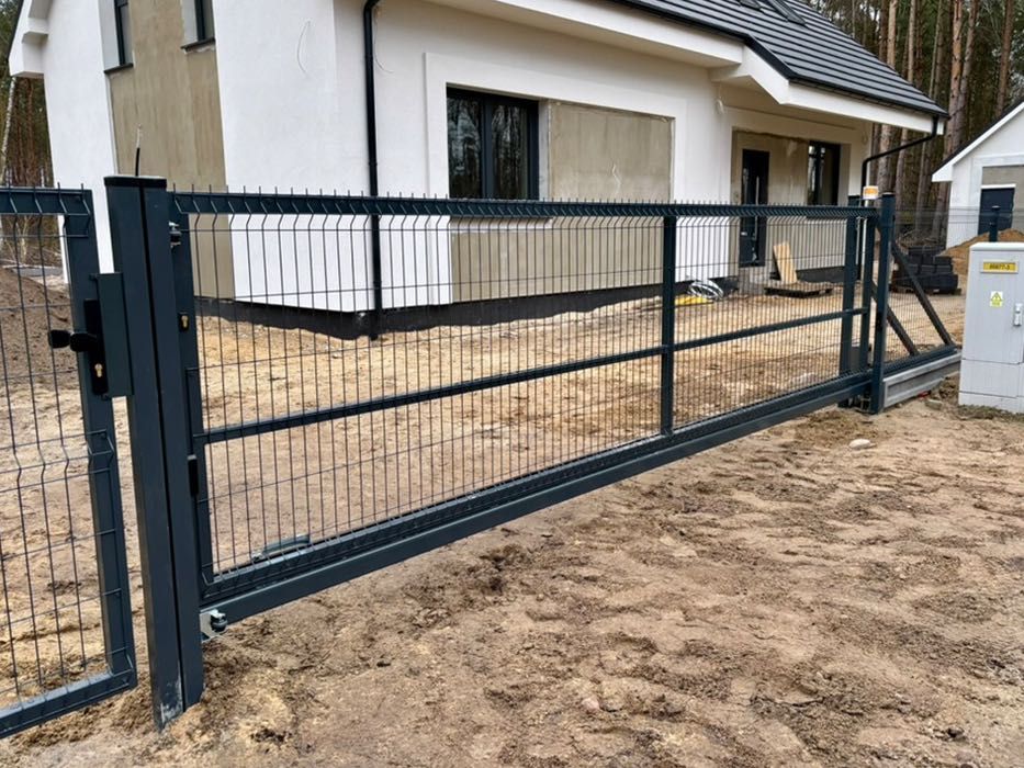 Brama przesuwna panelowa 1,23 x 4 m Ral 7016