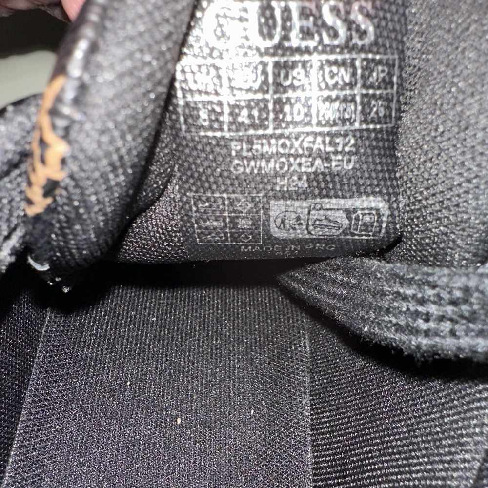 GUESS. Жіночі  кросівки. Оригінал. Нові. Розмір 41.