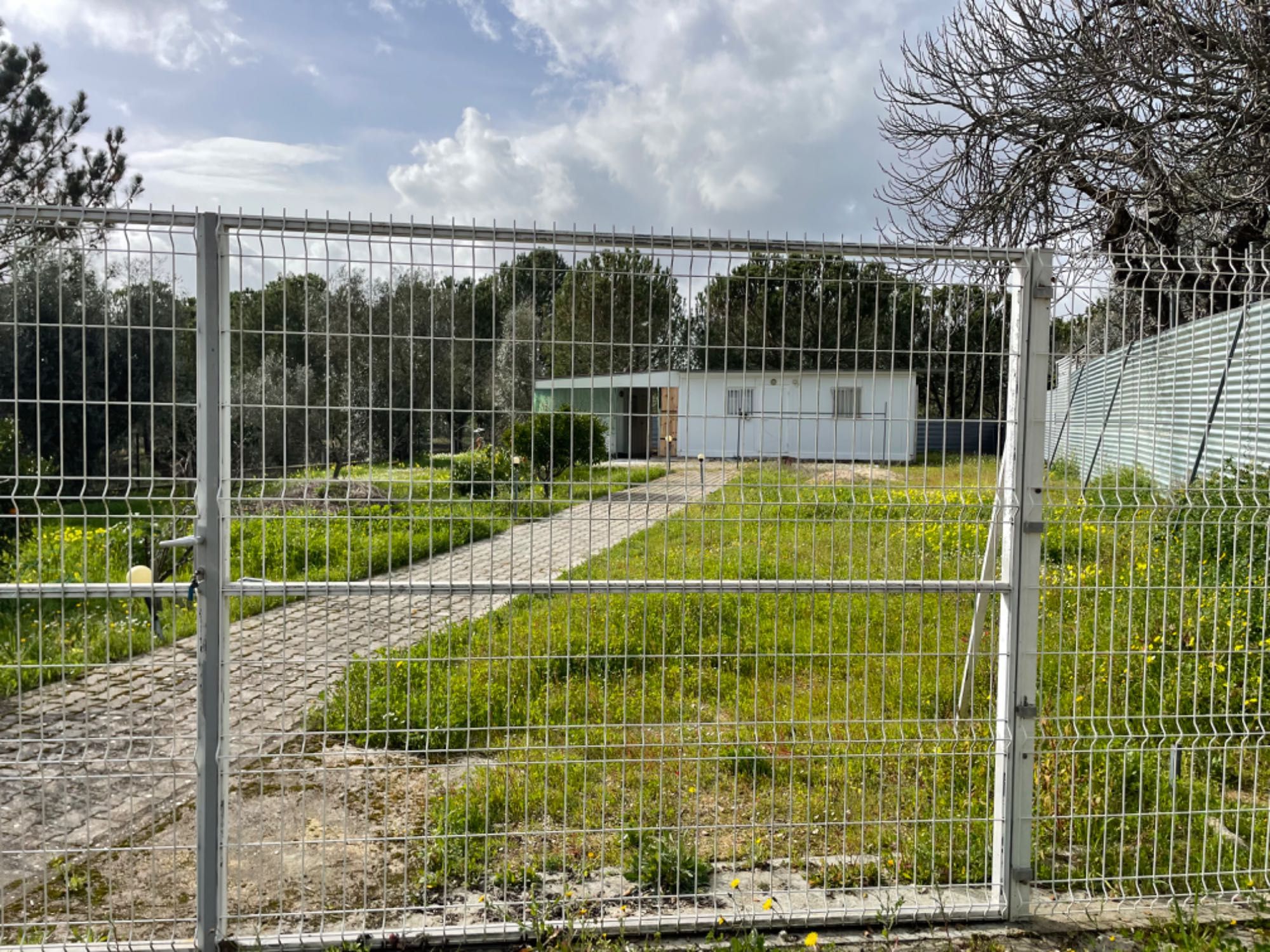 Terreno com casa modular