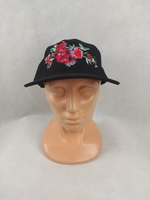 NOWA Czarna damska czapka z daszkiem w kwiaty regulowana