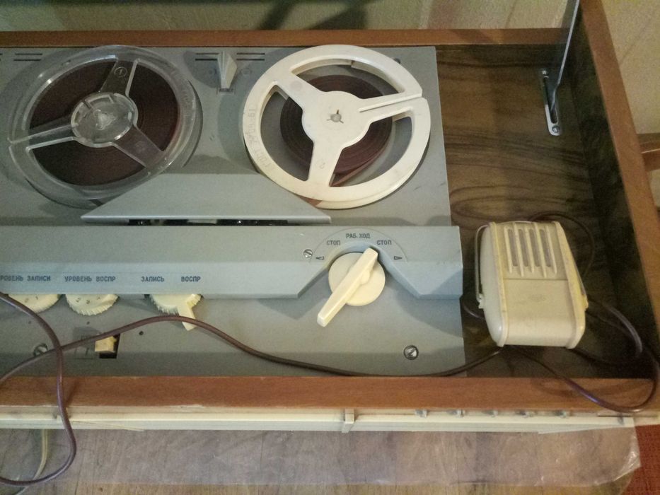 Магнитофон  катушечный бобинный Днепр 12 в рабочем состоянии