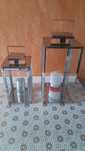 Dwie metalowe latarenki