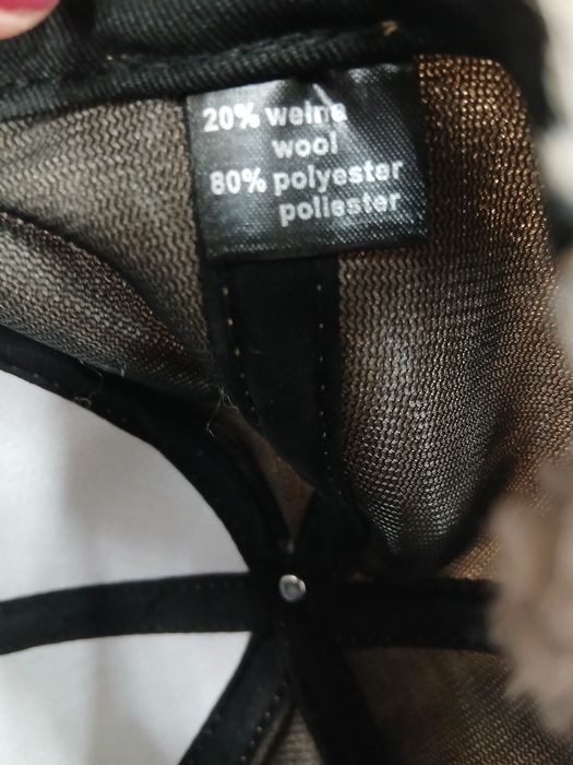 Czarna czapka z daszkiem baranek celine z wełną w składze