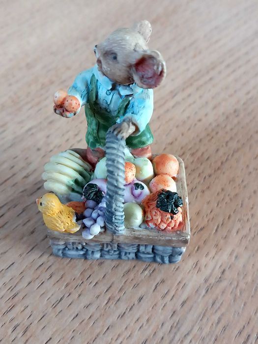 Stara figurka myszka z koszem owoców
