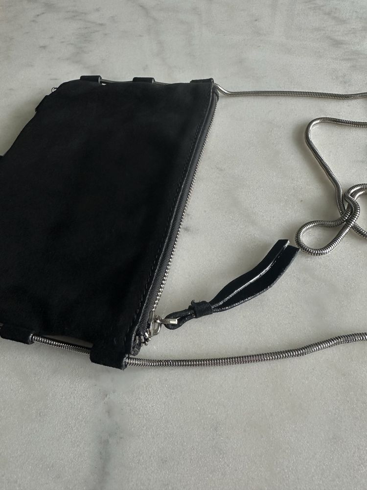 zamszowa czarna mała torebka na łańcuszku żmijce H&M elegancka impreza