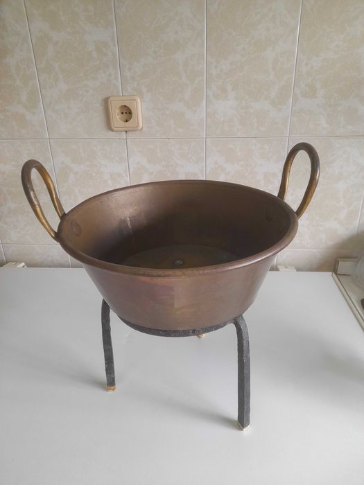Bacia antiga em cobre