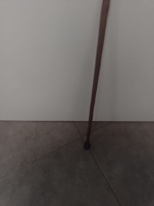 Sprzedam drewnianą laskę długość 88 cm.