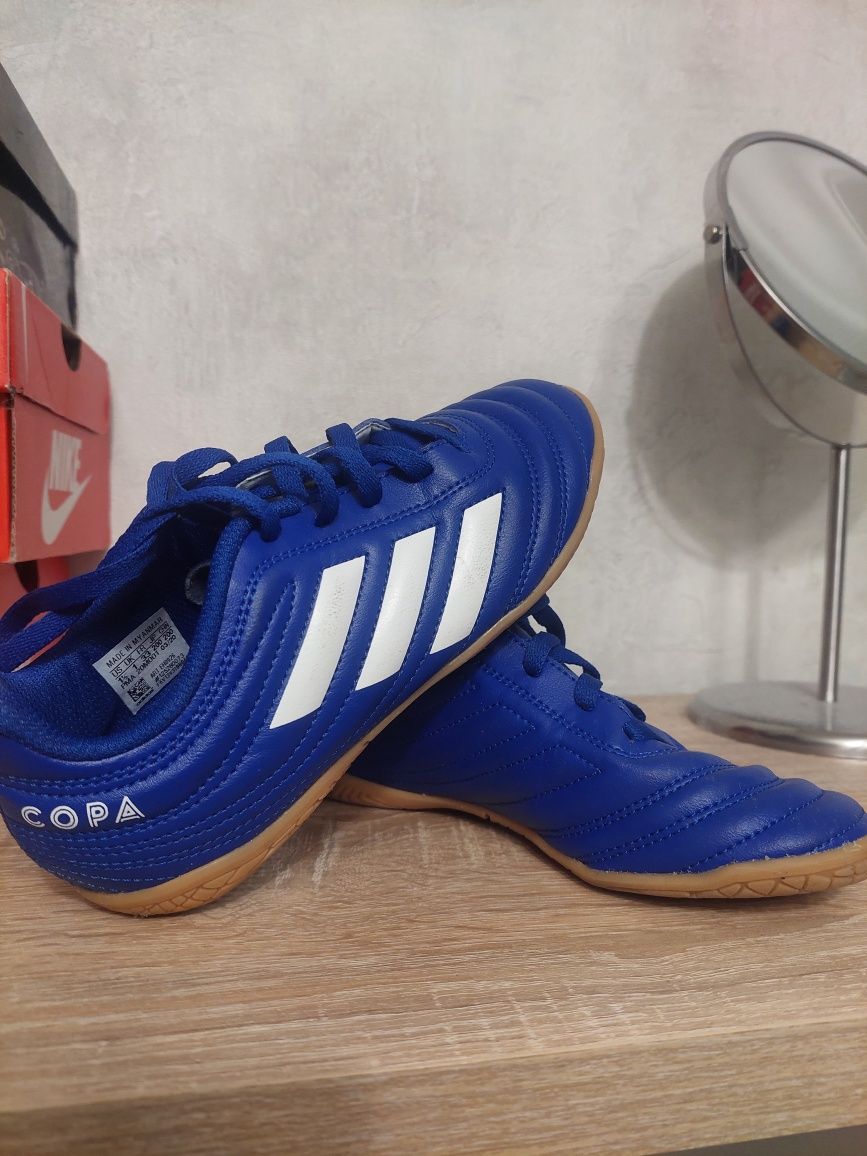 Взуття для футболу Adidas