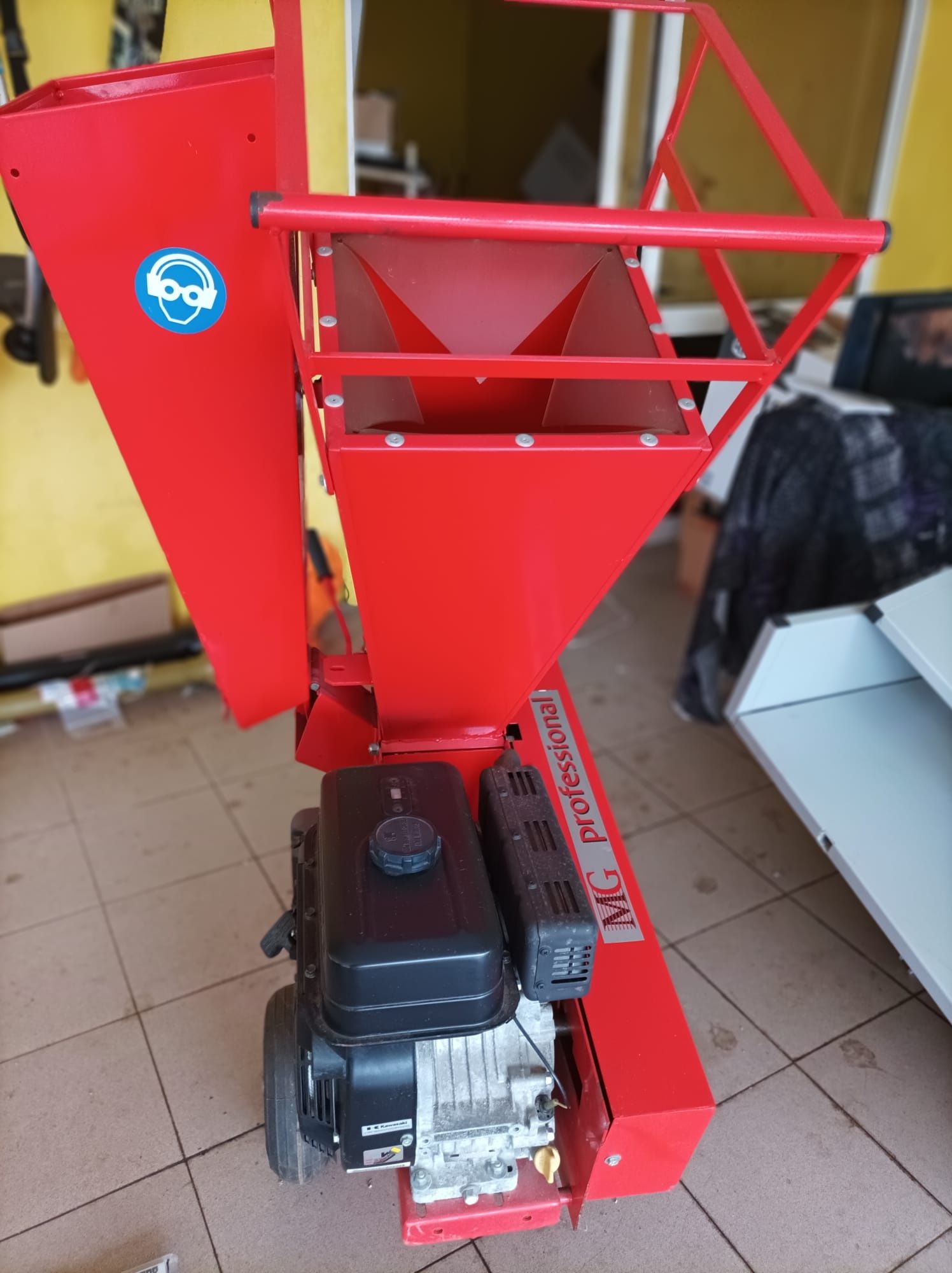 Maquina de triturar e ralar erva, vege, madeira mato etc