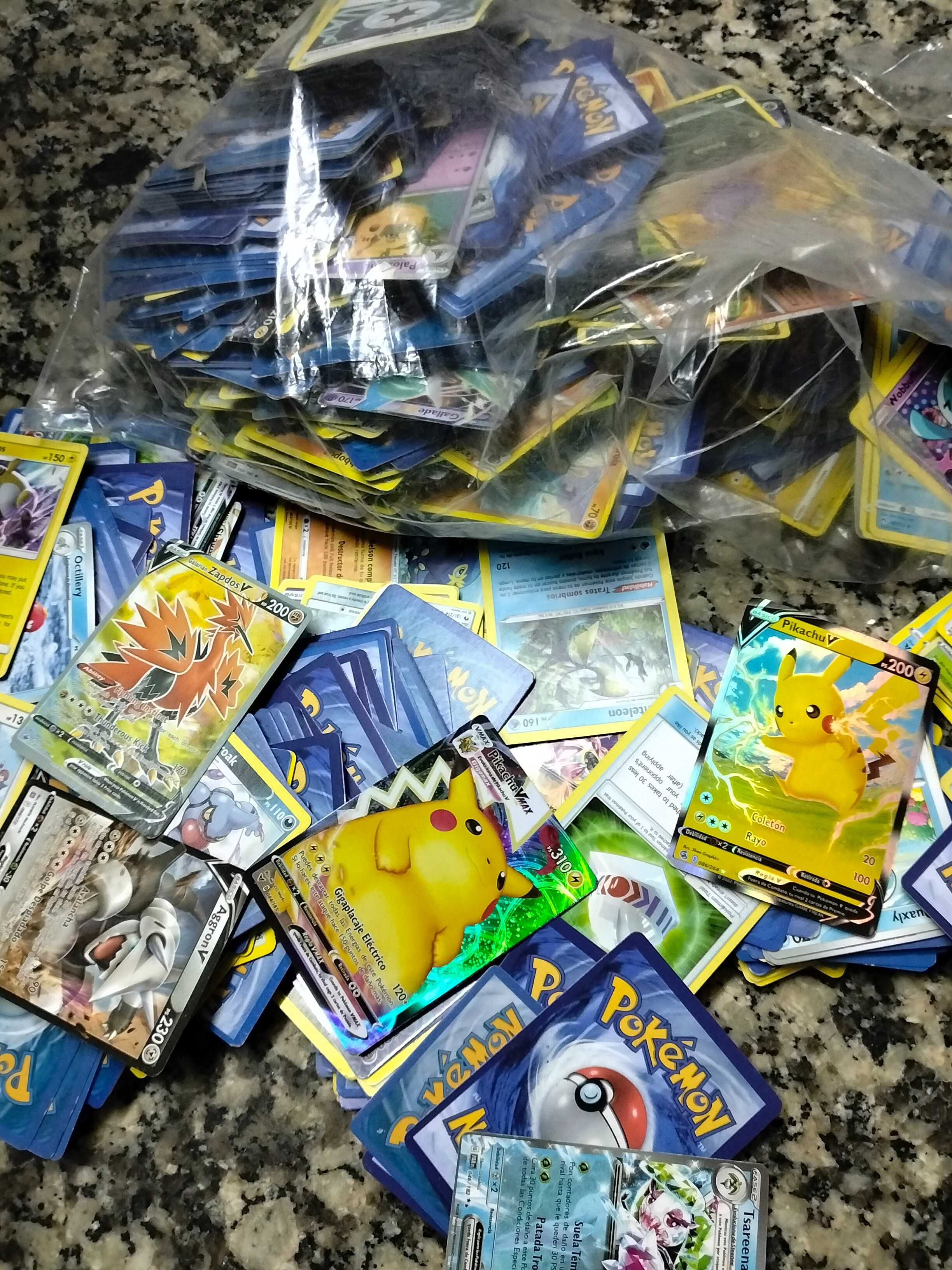 Vendo cartas Pokémon e cromos