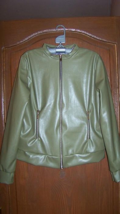 Оливково-зеленая куртка-бомбер из качественной экокожи на молнии l