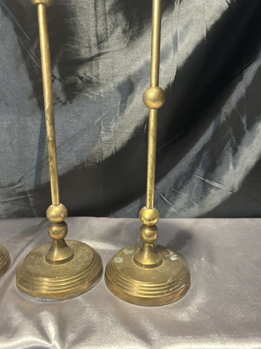 Zestaw trzech mosiężnych świeczników elegancka dekoracja